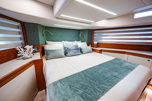 Johnson 70' Skylounge Motor Yacht image