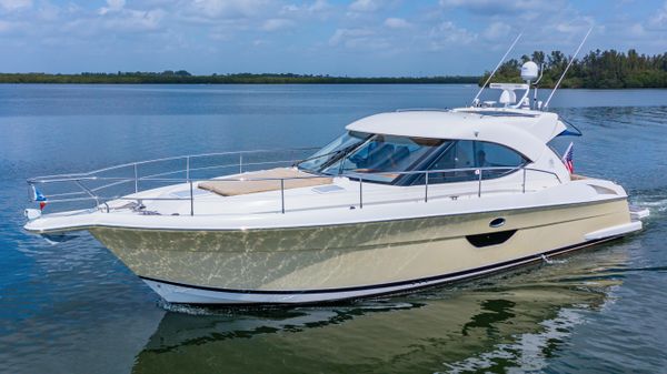 Riviera 4400 Sport Yacht 
