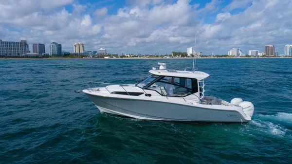 Boston Whaler 325 Conquest image