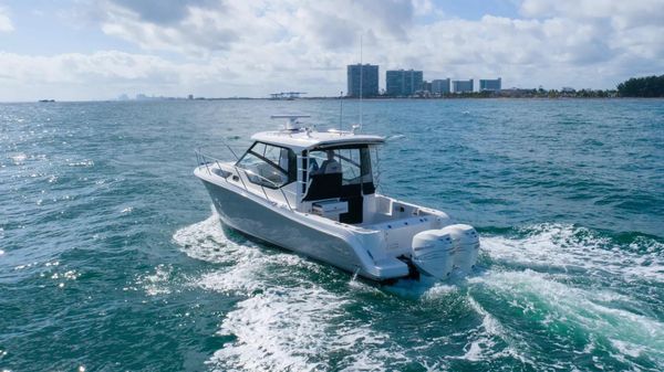 Boston Whaler 325 Conquest image