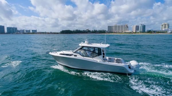 Boston Whaler 325 Conquest image