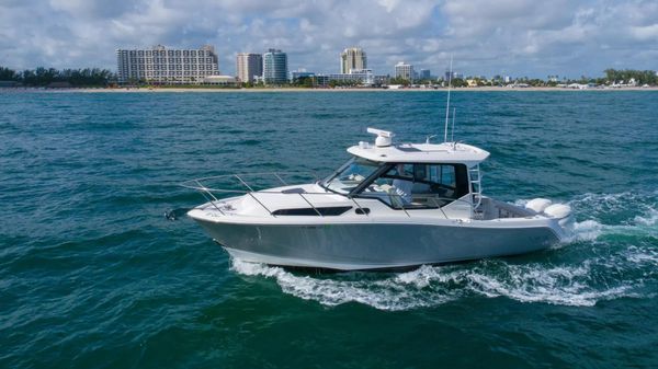 Boston Whaler 325 Conquest image