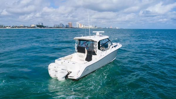 Boston Whaler 325 Conquest image