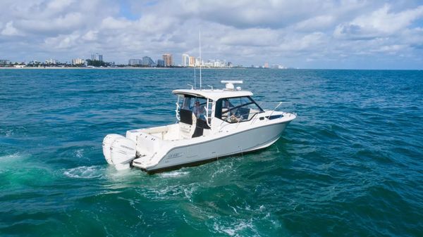 Boston Whaler 325 Conquest image