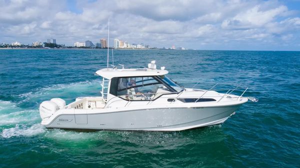 Boston Whaler 325 Conquest image