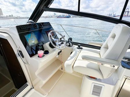 Boston Whaler 325 Conquest image