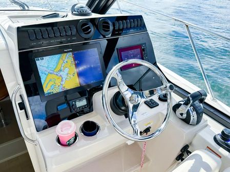 Boston Whaler 325 Conquest image