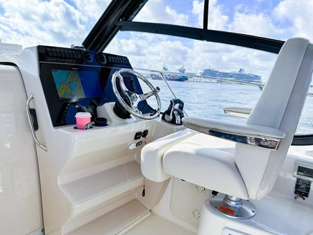 Boston Whaler 325 Conquest image