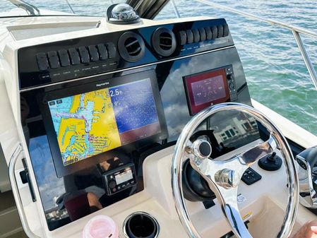 Boston Whaler 325 Conquest image