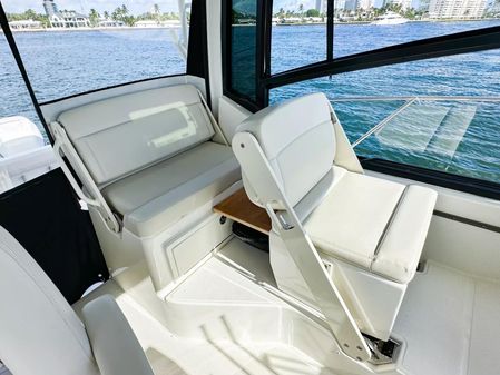 Boston Whaler 325 Conquest image