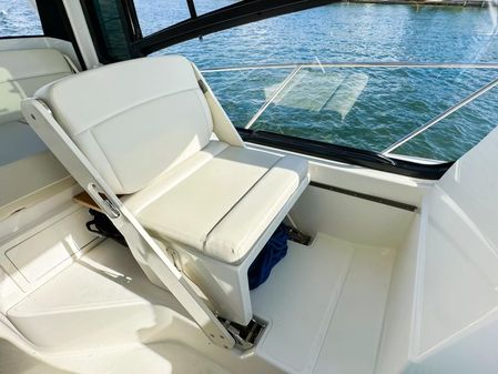 Boston Whaler 325 Conquest image