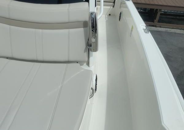 Boston Whaler 220 Dauntless image