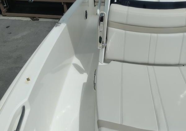 Boston Whaler 220 Dauntless image