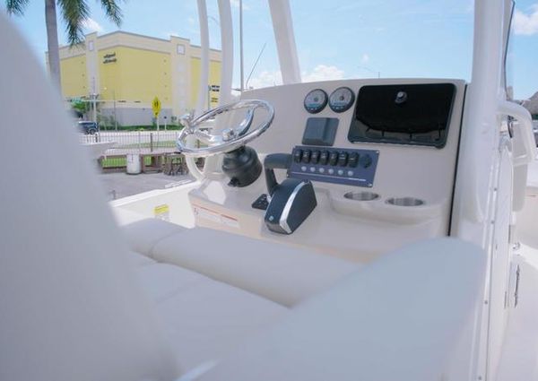 Boston Whaler 220 Dauntless image