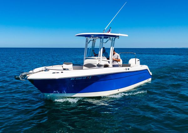 Robalo R242 Center Console image