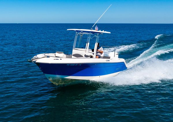 Robalo R242 Center Console image