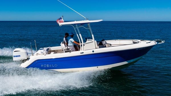 Robalo R242 Center Console 