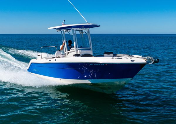 Robalo R242 Center Console image