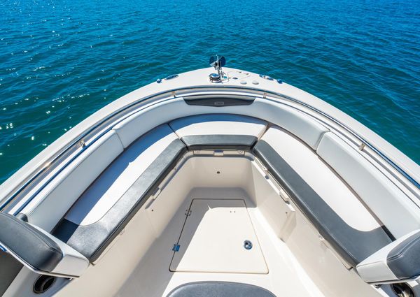 Robalo R242 Center Console image