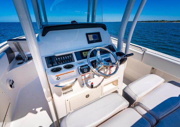 Robalo R242 Center Console image