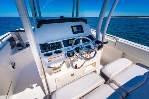 Robalo R242 Center Console image