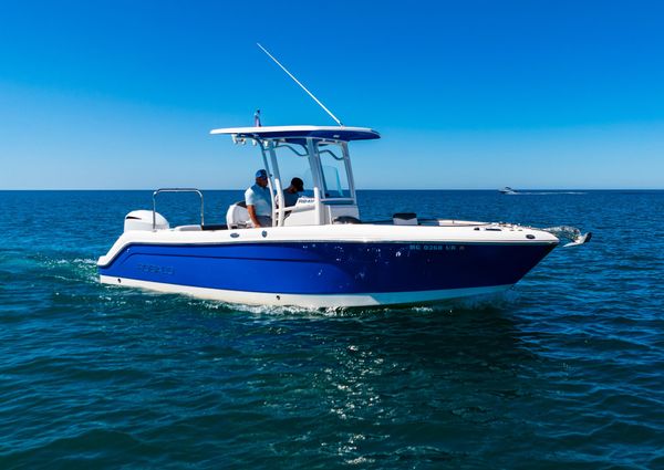 Robalo R242 Center Console image