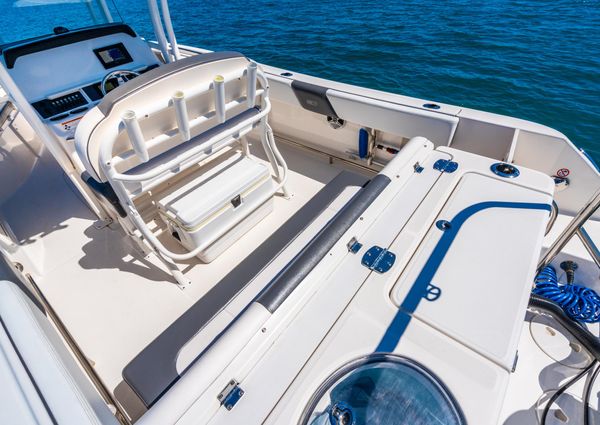 Robalo R242 Center Console image