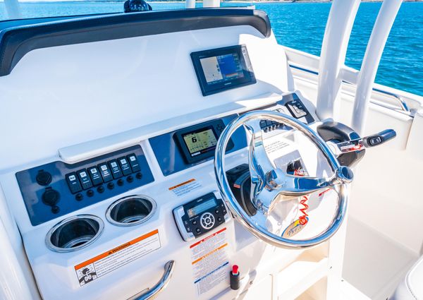 Robalo R242 Center Console image