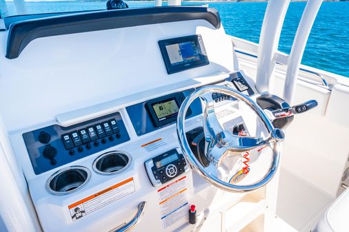 Robalo R242 Center Console image