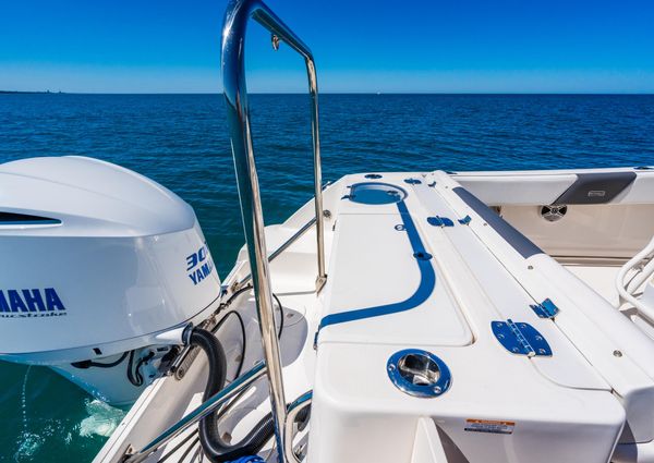 Robalo R242 Center Console image