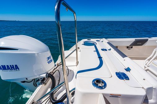 Robalo R242 Center Console image