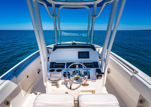 Robalo R242 Center Console image