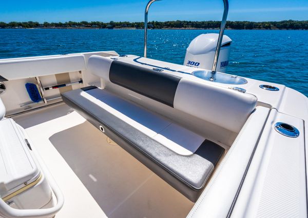 Robalo R242 Center Console image