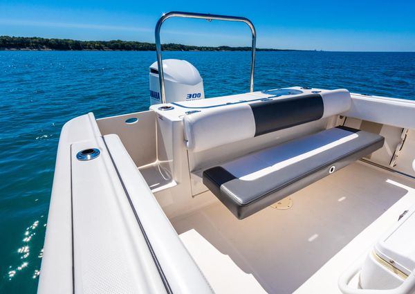 Robalo R242 Center Console image