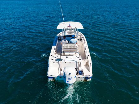 Robalo R242 Center Console image