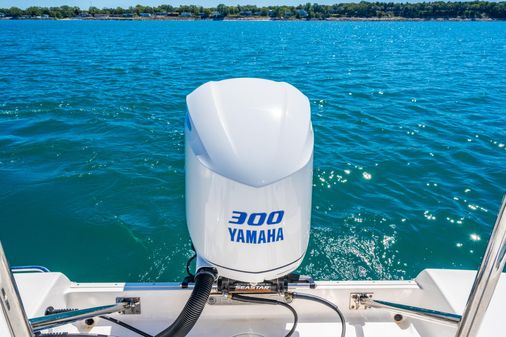 Robalo R242 Center Console image