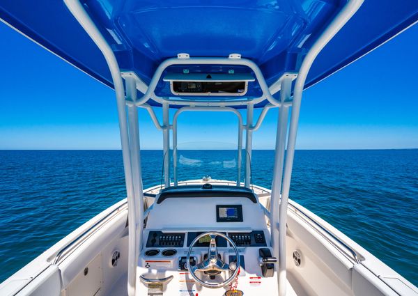 Robalo R242 Center Console image