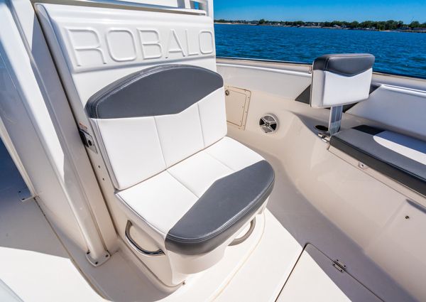 Robalo R242 Center Console image