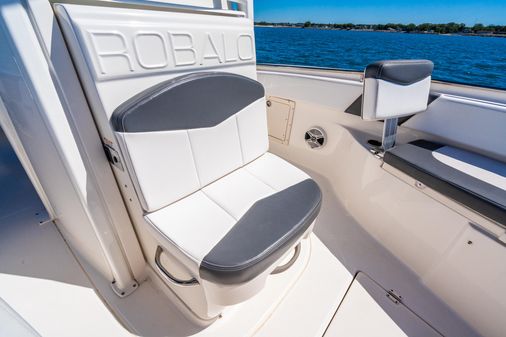 Robalo R242 Center Console image