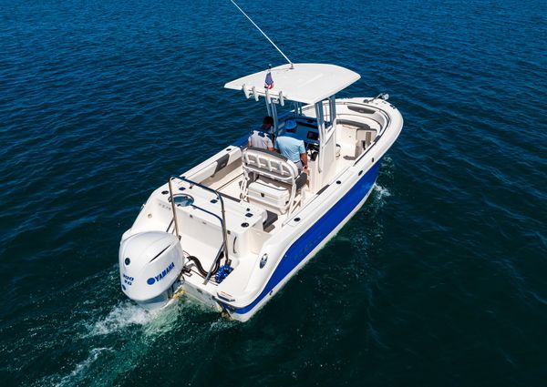 Robalo R242 Center Console image