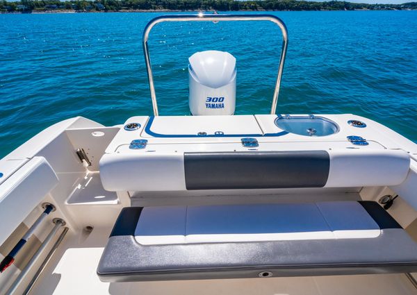 Robalo R242 Center Console image