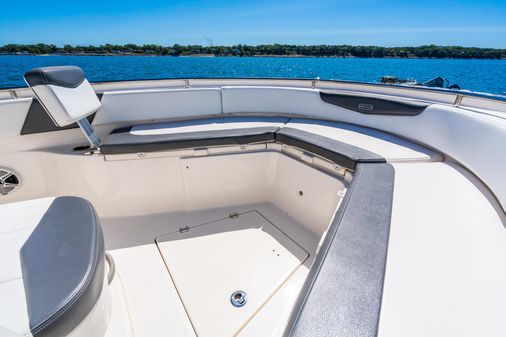 Robalo R242 Center Console image