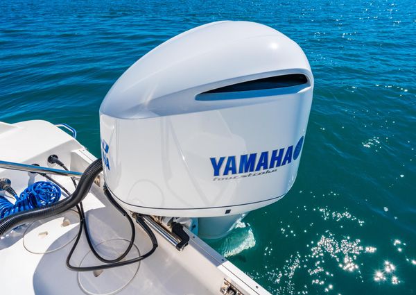 Robalo R242 Center Console image