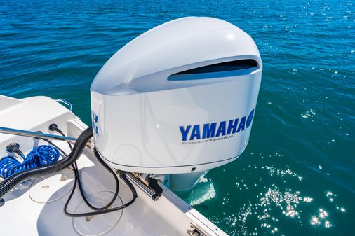 Robalo R242 Center Console image