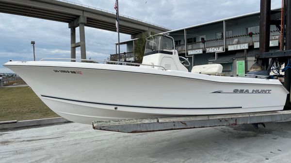Sea Hunt Triton 207 