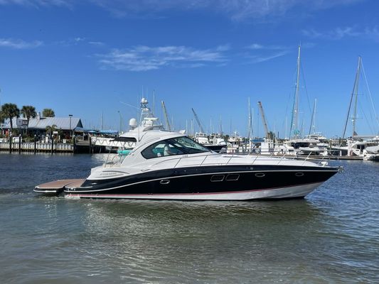 Four Winns V458 Motor Yacht - main image