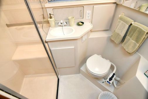 Carver 355 Aft Cabin image