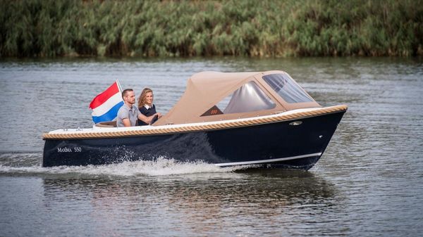 Maxima 550 Day Cruiser Boat 