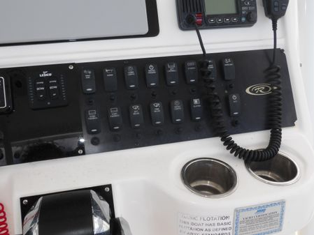 Robalo R300 Center Console image