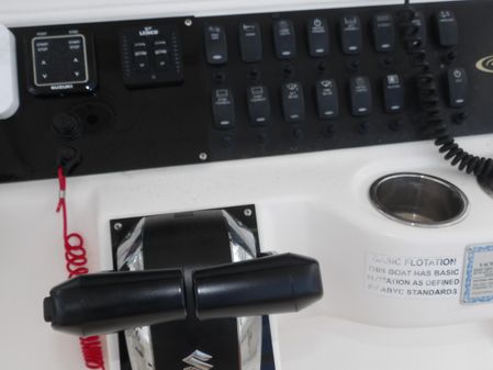 Robalo R300 Center Console image